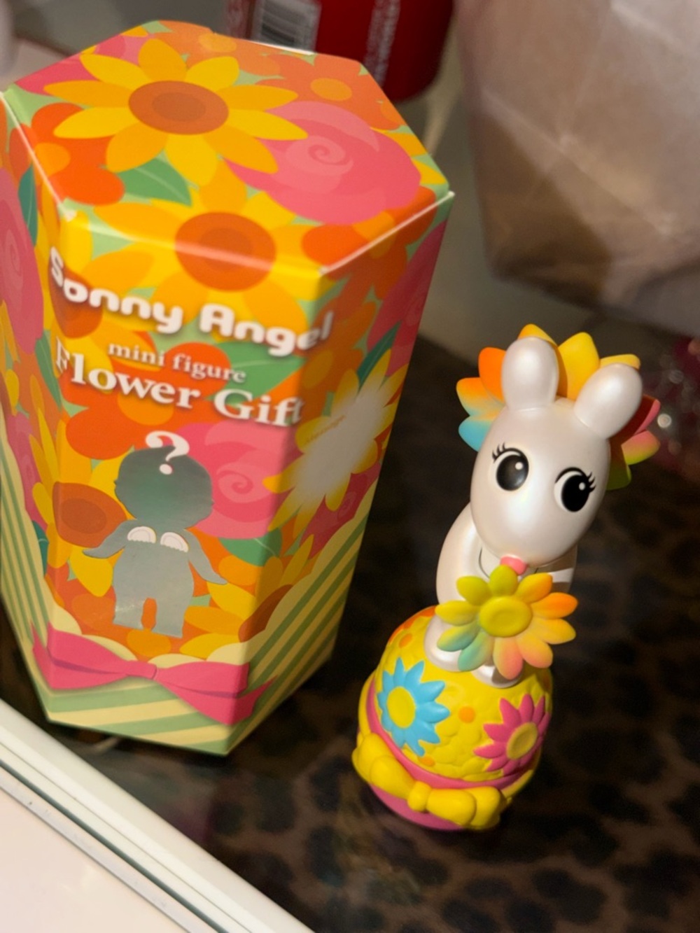 Sonny Angel Robby Flower Gift Mini Figure - White with Yellow & Rainbow Flowers